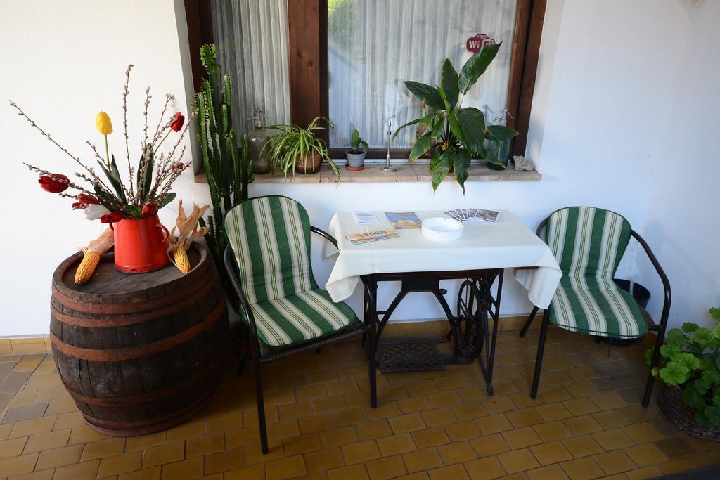 Eden Panzio Bed & Breakfast Егер Екстериор снимка