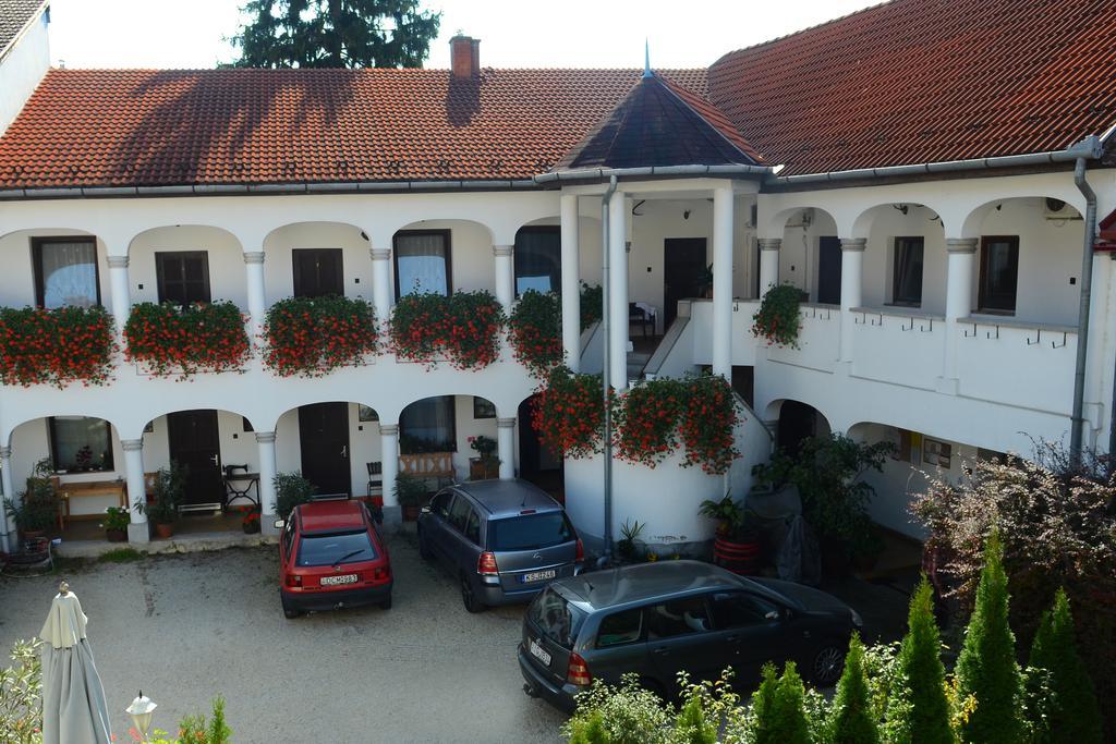 Eden Panzio Bed & Breakfast Егер Екстериор снимка