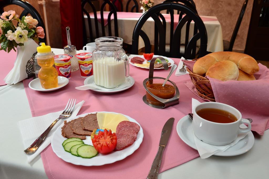 Eden Panzio Bed & Breakfast Егер Екстериор снимка